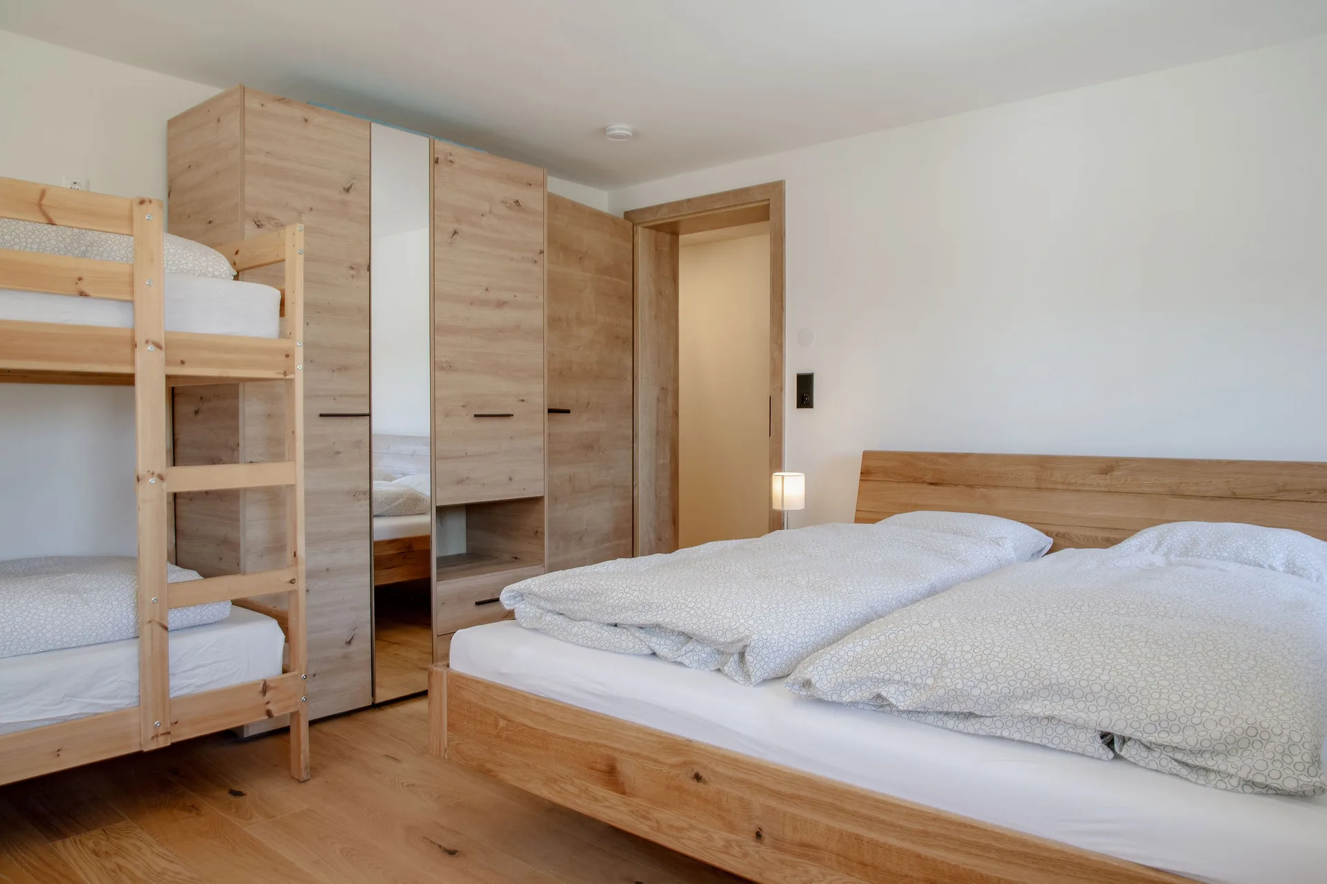 Hofseitiges Schlafzimmer mit Stockbett