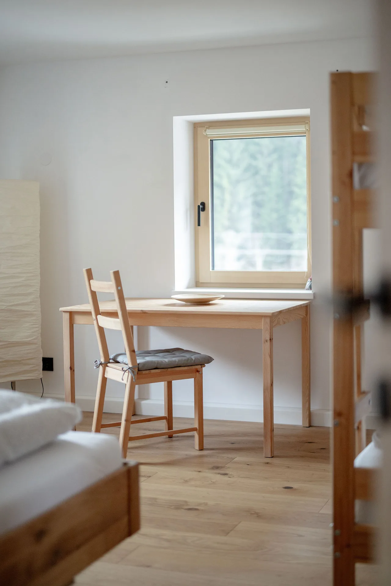 Hofseitiges Schlafzimmer im 1. Stock mit 1.80 m breitem Doppelbett und Stockbett.