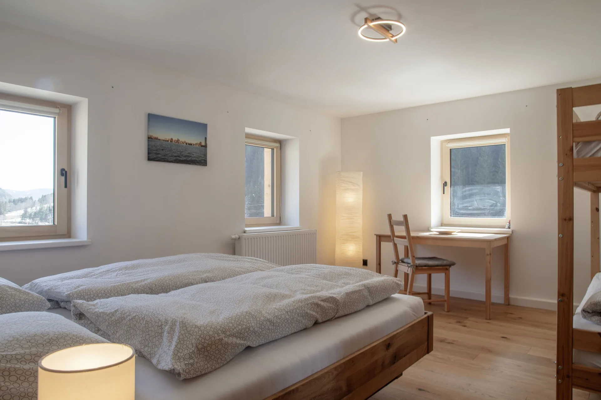 Hofseitiges Schlafzimmer im 1. Stock mit 1.80 m breitem Doppelbett und Stockbett.