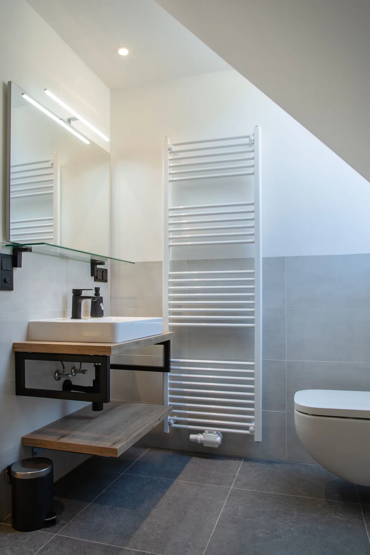 Penthouse Badezimmer mit Dachfenster und Bergblick.