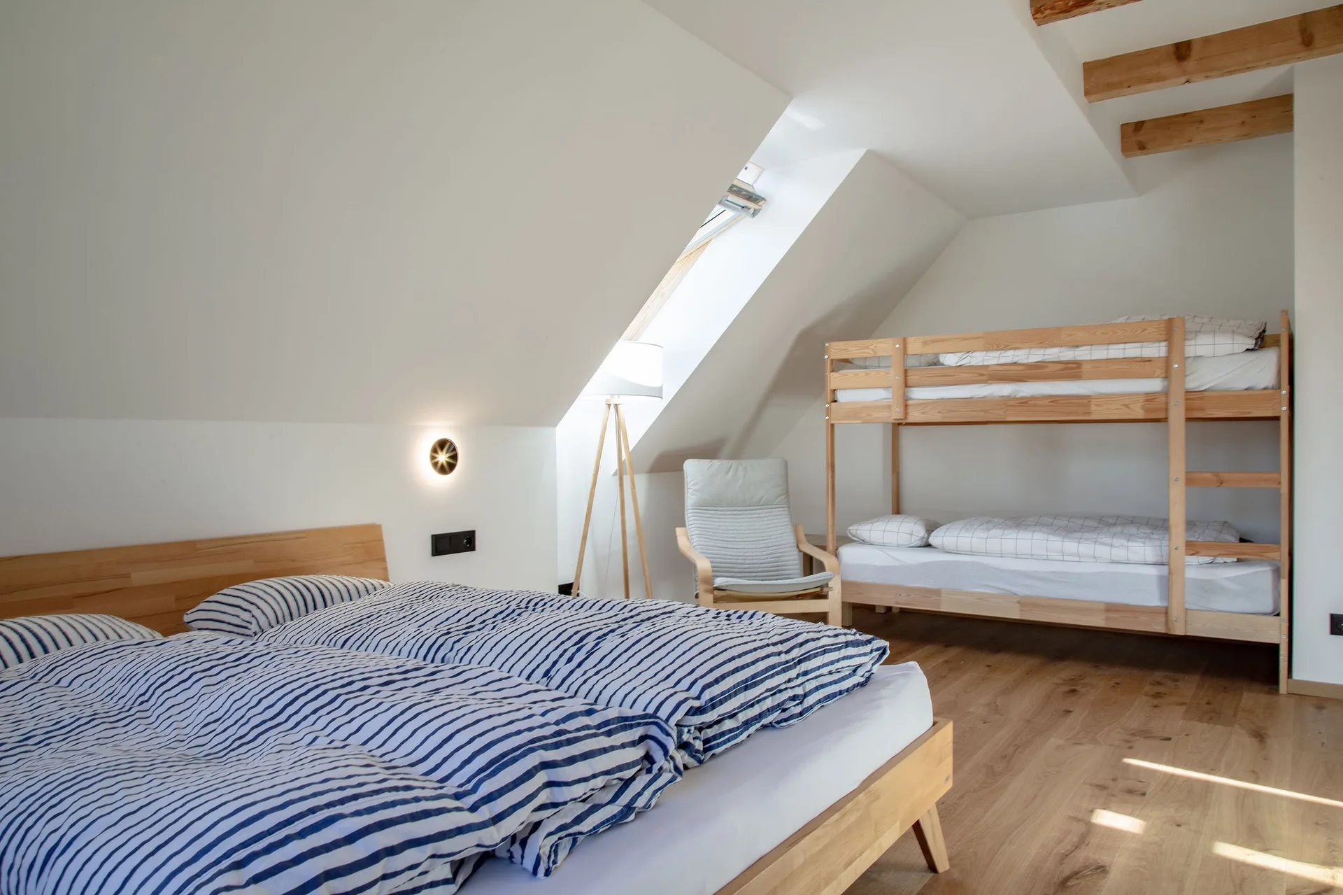 Alle sechs Schlafzimmer sind mit massiven Doppelbetten und Parkettböden aus Wildeiche ausgestattet.
