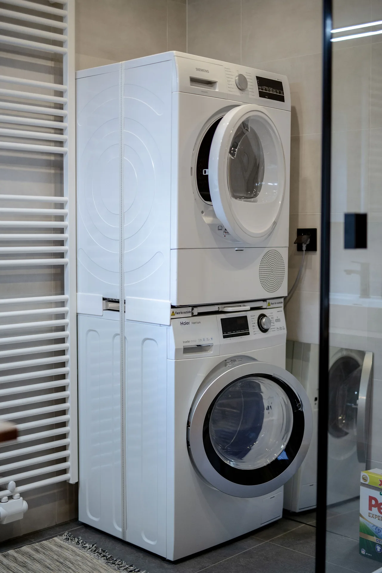 Badezimmer im Erdgeschoss mit Waschmaschine und Trockner.