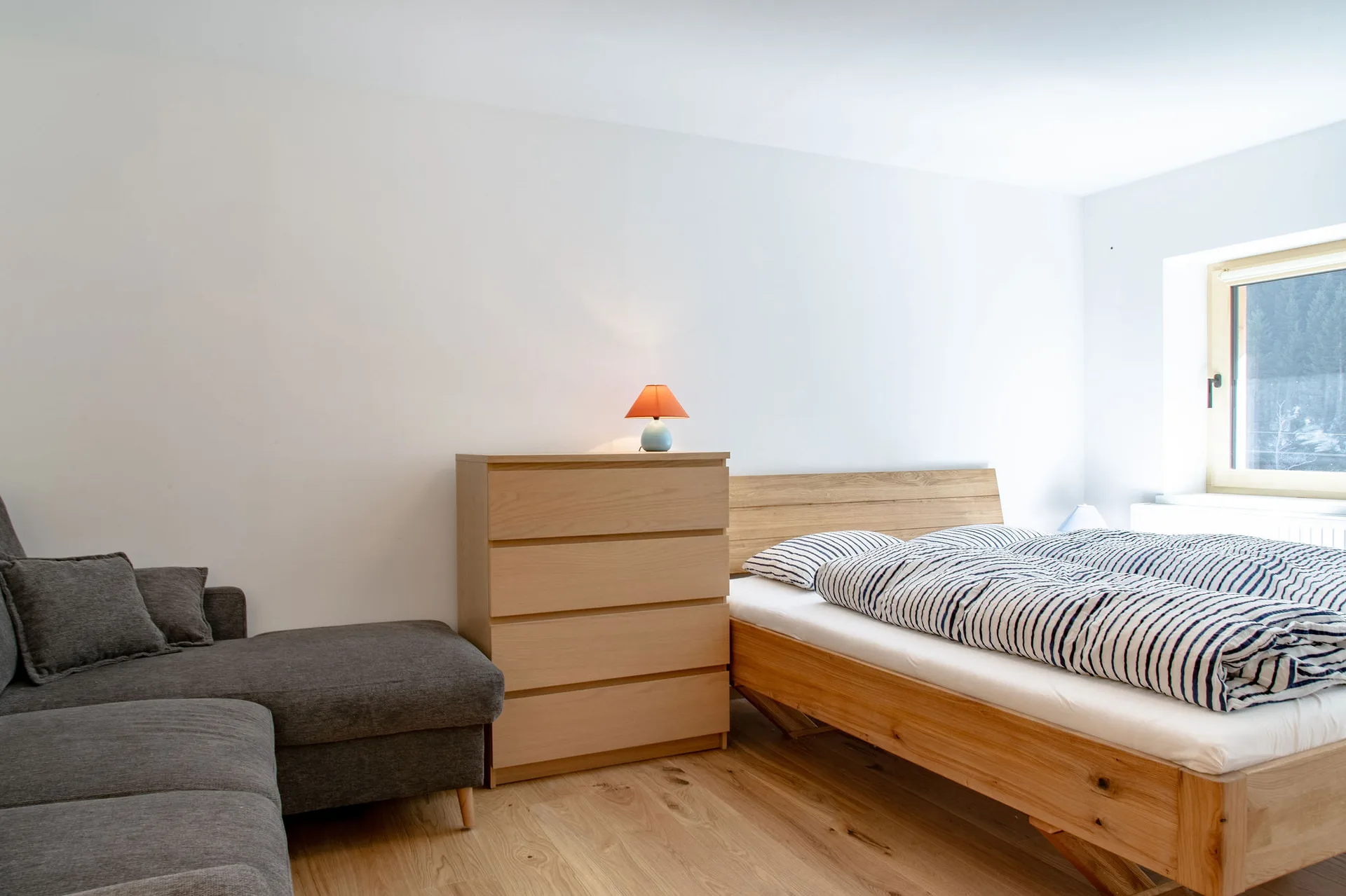 Hofseitiges Schlafzimmer mit Couch