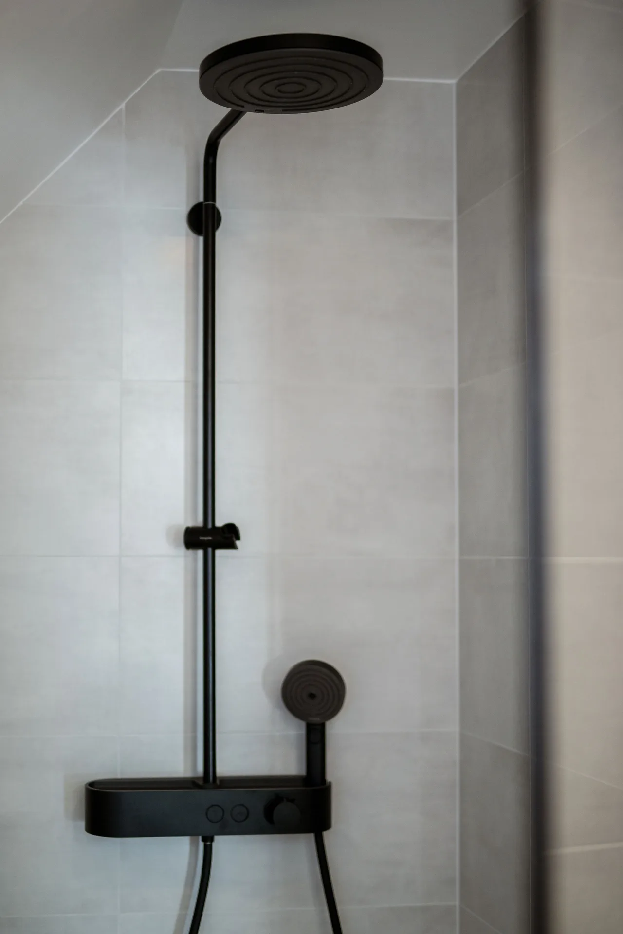Hansgrohe Regenwasserdusche in allen vier Bädern.