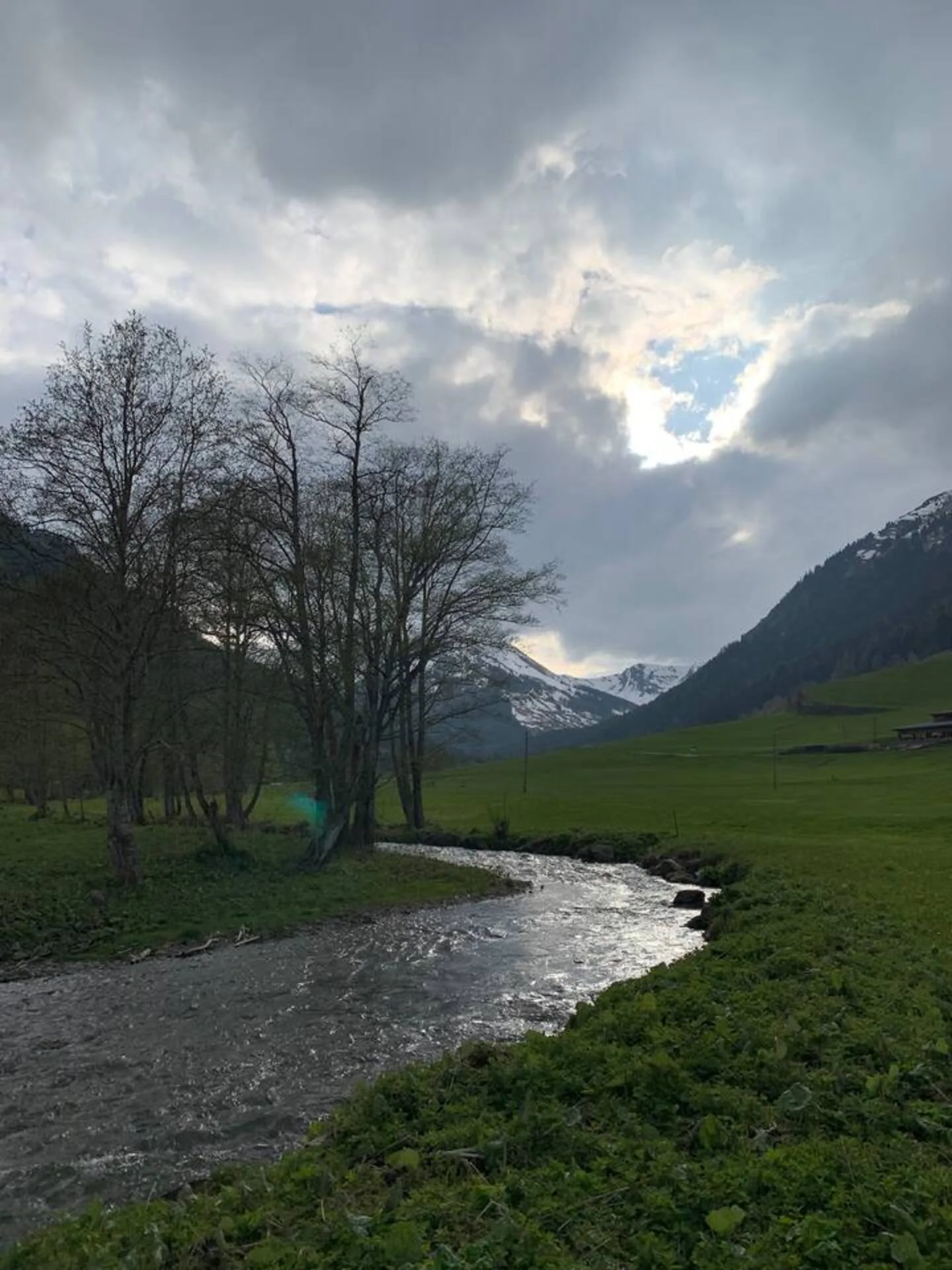 Der kleine Bach lädt zum Verweilen, Abschalten und zum Spielen für Kinder ein.