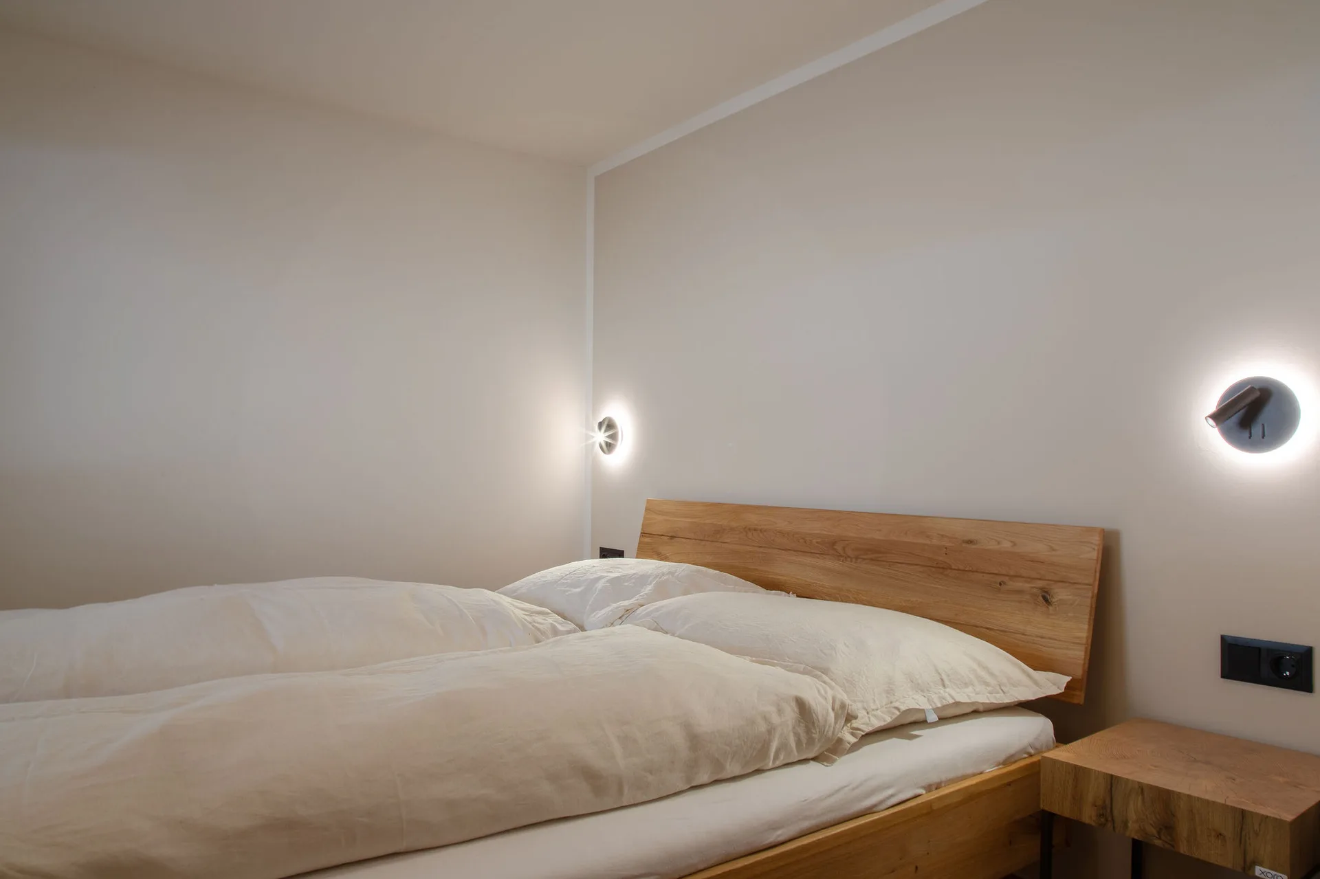 Waldseitiges Schlafzimmer im 1. Stock mit 1.60 m breitem Doppelbett.