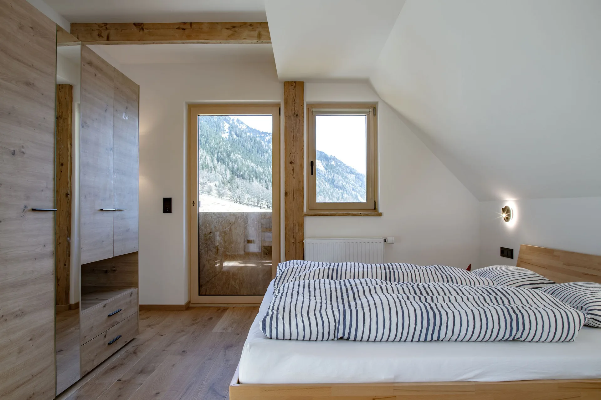 Blick ins Grüne gen Sonnenaufgang vom großen Penthouse Schlafzimmer.