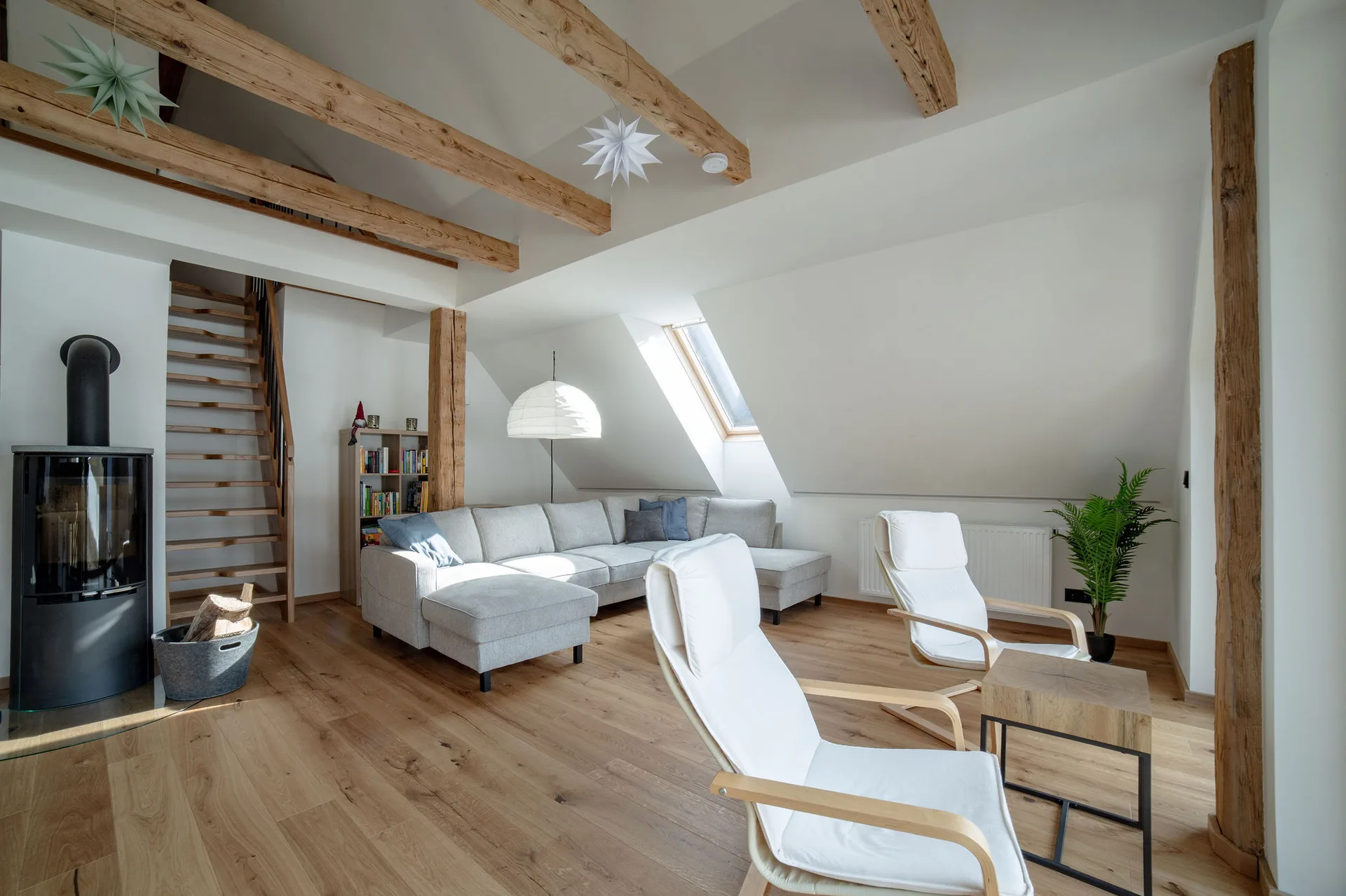 Wohnzimmer im Dachgeschoss mit Pelletsofen und Leseecke für gemütliche Stunden mit Bergblick.
